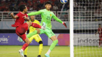 Pesepak bola Timnas Indonesia Muhammad Alfharezzi Buffon (kiri) berusaha menjebol gawang kiper Timnas Malaysia Muhammad Hazig Aiman Bin Mohd Esa (kanan) dalam pertandingan semifinal Piala ASEAN U-19 Boys Championship atau AFF U-19 di Stadion Gelora Bung Tomo, Surabaya, Jawa Timur, Sabtu (27/7/2024).