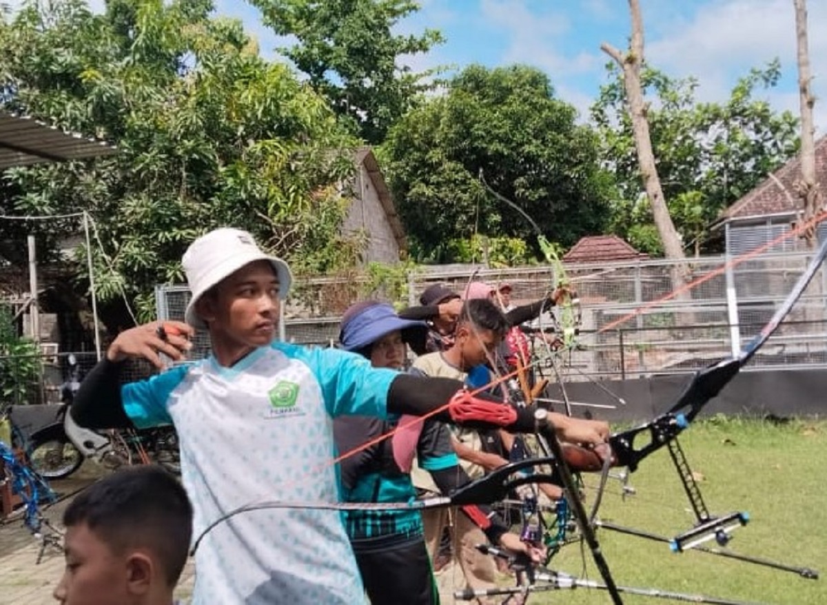 Para atlet Panahan Kulonprogo berlatih bersama di Lapangan Kebon, Wates, Kulon Progo pada Sabtu (15/2/2025). (Foto: Anung Marganto).