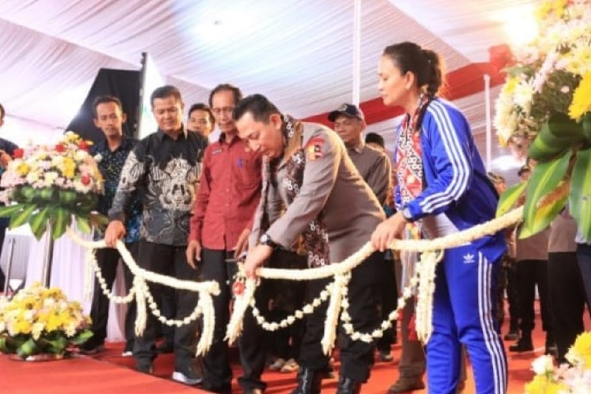 Jenderal Polisi Listyo Sigit Prabowo saat meresmikan Jalan dan Saluran irigasi di Garongan, Panjatan Kulonprogo pada Sabtu (15/2/2025). (Foto: Anung Marganto)