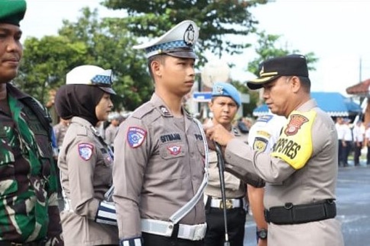 Kapolres Kulonprogo memasang pita tanda dimulainya Operasi Keselamatan Progo 2025 di Kulonprogo pada Senin (10/2/2025). (Foto: Anung Marganto)
