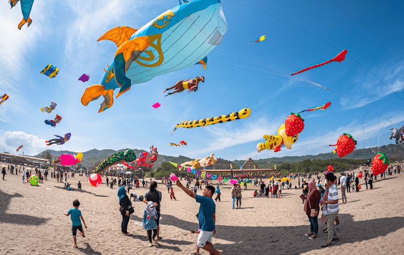 Jogja International Kite Festival 2025 di Pantai Parangkusumo hadirkan pelayang dari 6 negara & 25 klub lokal ramaikan langit DIY. (Foto: Kemenparekraf)