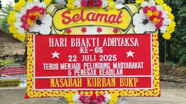 Karangan bunga ucapan selamat Hari Bhakti Adhyaksa ke-65 dari nasabah korban BUKP Galur dan Wates untuk Kejaksaan Negeri Kulon Progo.