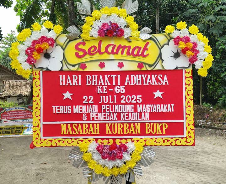Karangan bunga ucapan selamat Hari Bhakti Adhyaksa ke-65 dari nasabah korban BUKP Galur dan Wates untuk Kejaksaan Negeri Kulon Progo.