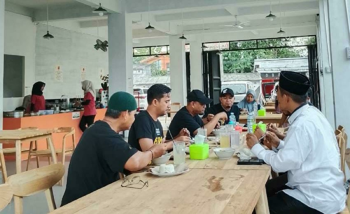 Kafe BASO-K hadirkan kafe berbasis warung bakso yang enak dan nyaman buat nongkrong, sarapan, makan siang, ngopi bareng.
