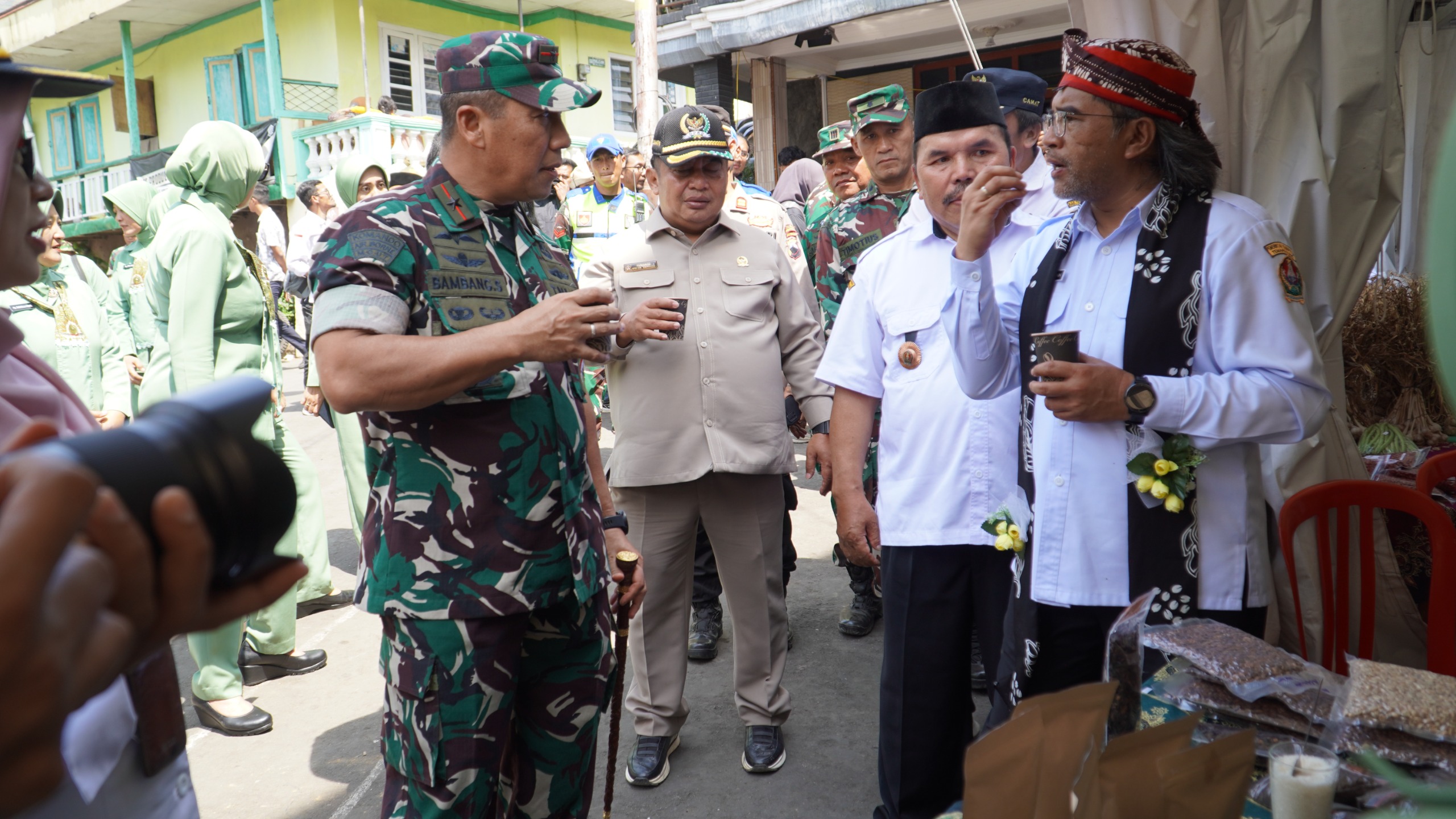 UMKM Persit dan warga Banaran Tembarak Temanggung semarakkan pembukaan TMMD Reguler ke-125 dengan nuansa kearifan lokal.