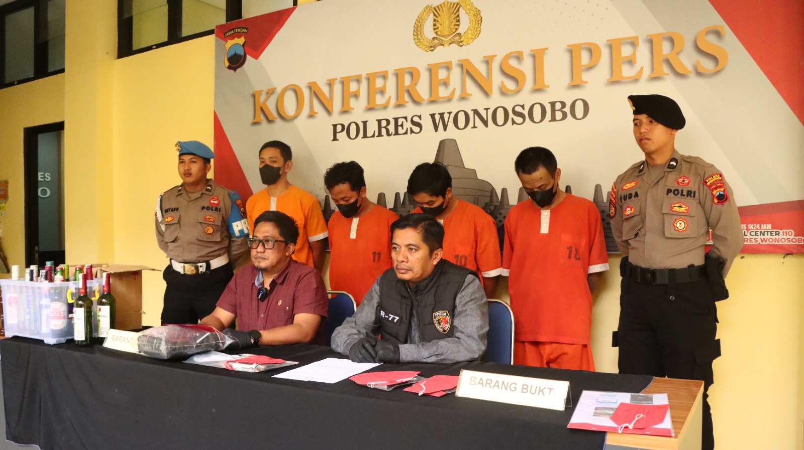 Polres Wonosobo amankan pelaku judi online, pengguna narkoba dan puluhan botol miras selama bulan Juli 2025.