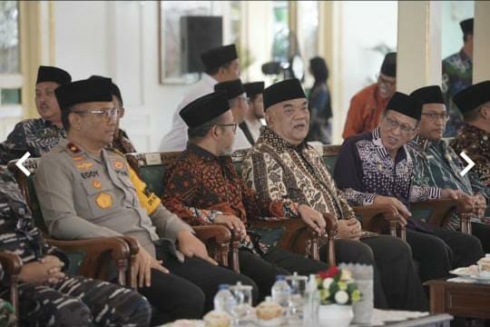 Wagub DIY, KGPAA Paku Alam X menyambut kepulangan Jemaah Haji DIY tahun 1446 H/2025 M, turut menyampaikan penghargaan atas keberhasilan para jemaah dalam menunaikan ibadah haji.