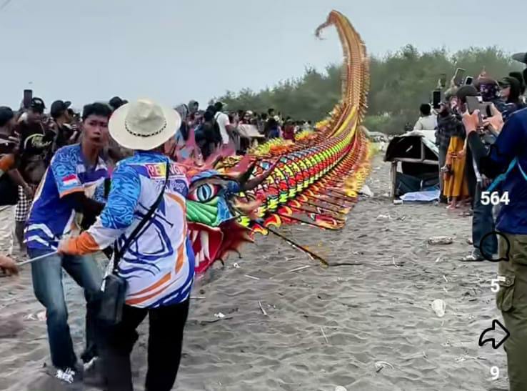 Layang-layang berbagai ukuran dan bentuk akan meriahkan langit sisi barat Jembatan Pandansimo Minggu, 27 Juli 2025.