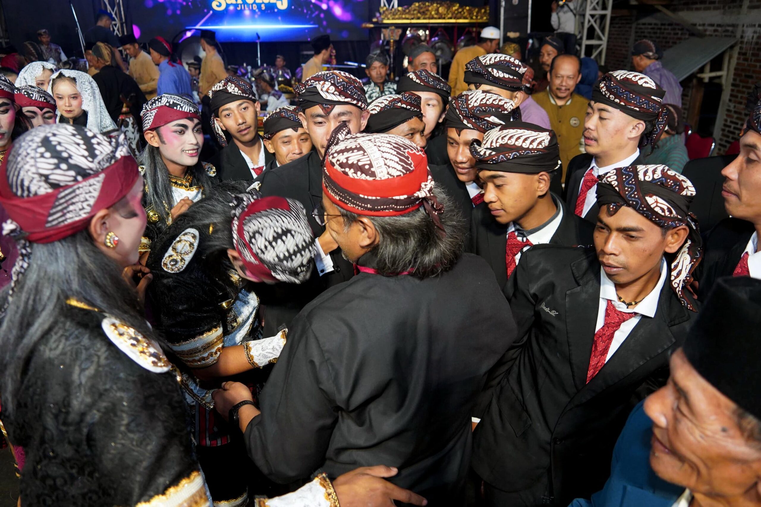 Bupati Agus Gondrong menangis haru saat Regeng Suro Campurejo, kenang perjuangan hidup dari desa ke kursi bupati.