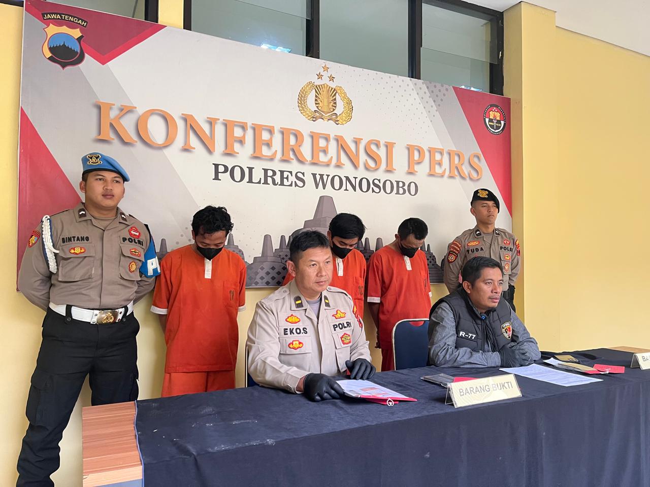 Pengemudi taksi online di Wonosobo ditangkap polisi usai tertangkap basah bermain judi online di tempat wisata.