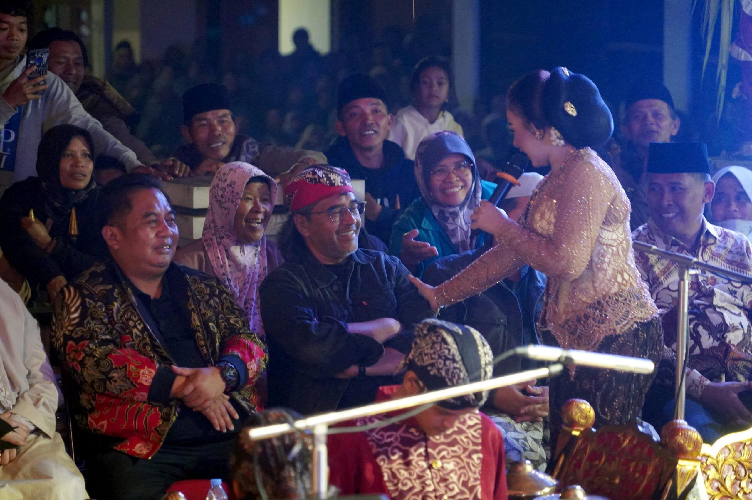 Tampil di puncak acara Regeng Suro 2025, Niken Salindri pukau ribuan warga Desa Campurejo, Tretep, Temanggung, Jawa Tengah.