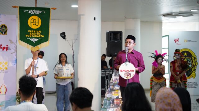 Kirab gunungan buku tandai diibukanya Festival Sasta Yogyakarta 2025 di di Grha Budaya Embung Giwangan 30 Juli-4 Agustus.