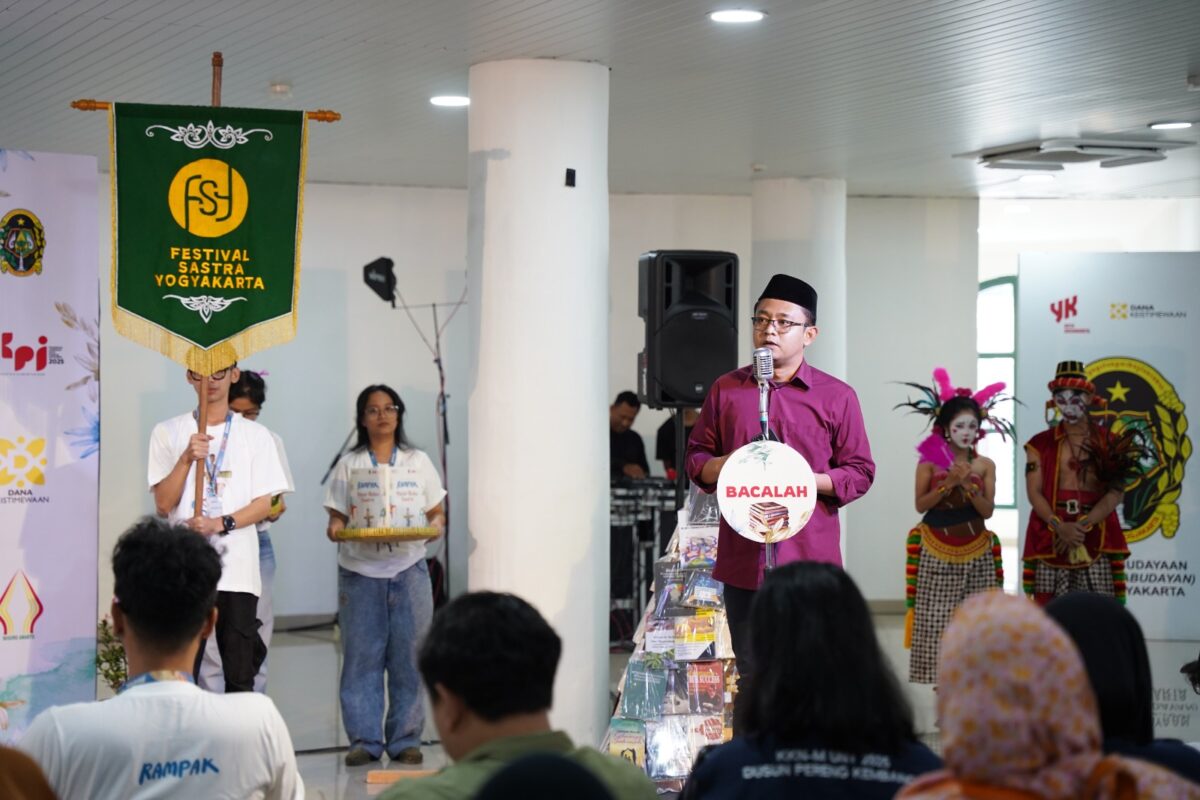 Kirab gunungan buku tandai diibukanya Festival Sasta Yogyakarta 2025 di di Grha Budaya Embung Giwangan 30 Juli-4 Agustus.