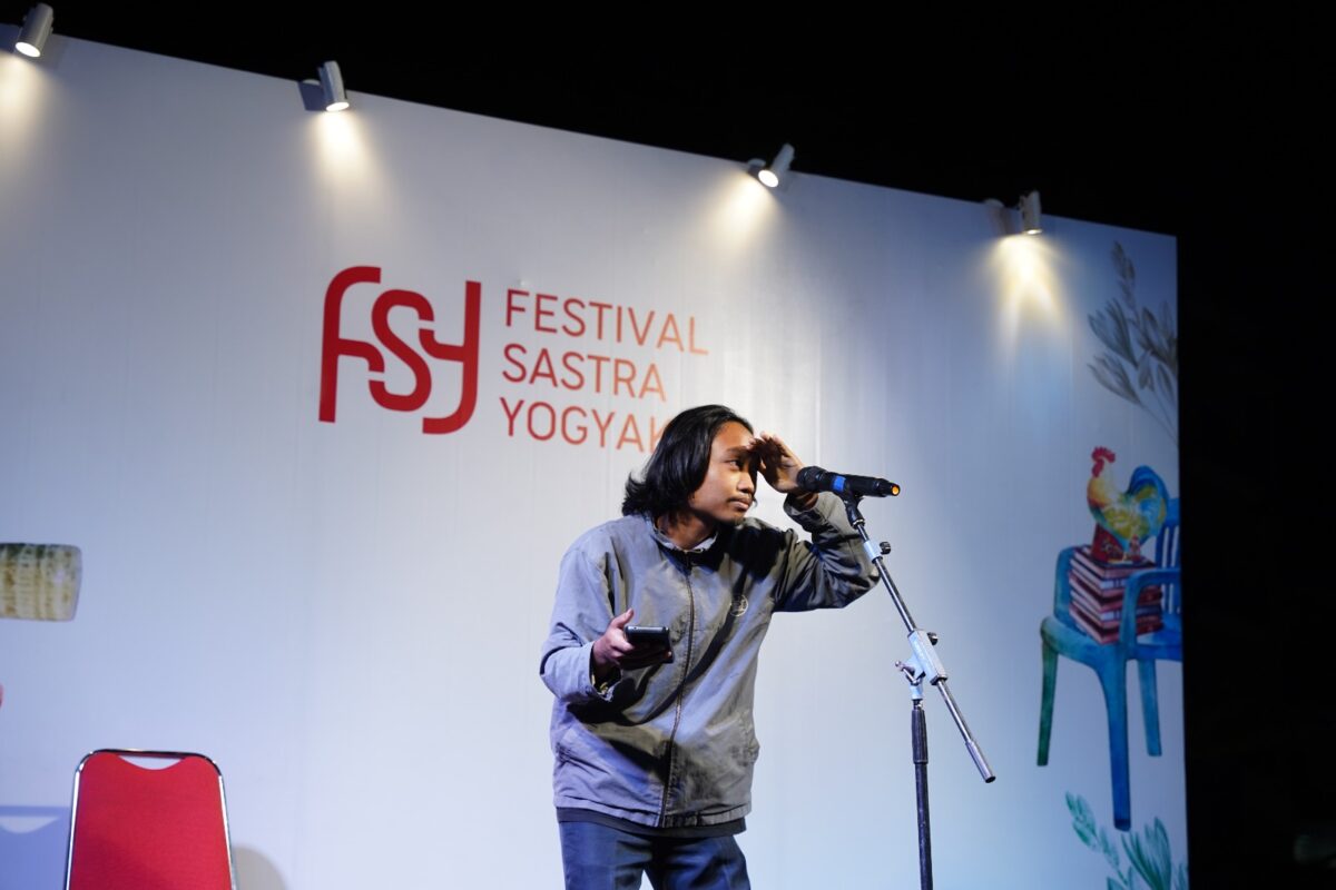 Umi Kulsum hadir di FSY 2025 lewat Sastra Bulan Purnama, suguhkan puisi yang lembut, reflektif, dan menyentuh jiwa.Ask ChatGPT