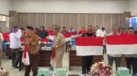 Sambut HUT ke-80 RI, Badan Kesbangpol DIY bagikan bendera merah putih gratis di titik nol km Jogja pada Jumat, 1 Agustus 2025.