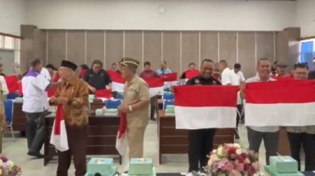 Sambut HUT ke-80 RI, Badan Kesbangpol DIY bagikan bendera merah putih gratis di titik nol km Jogja pada Jumat, 1 Agustus 2025.