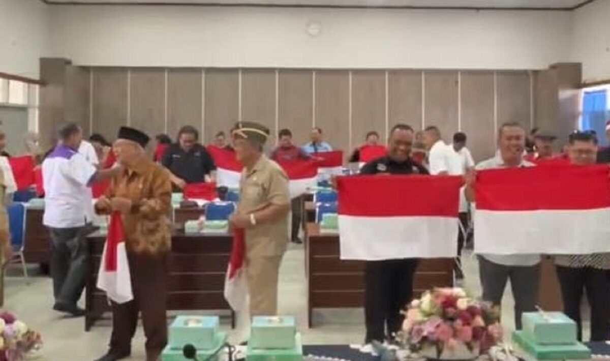 Sambut HUT ke-80 RI, Badan Kesbangpol DIY bagikan bendera merah putih gratis di titik nol km Jogja pada Jumat, 1 Agustus 2025.