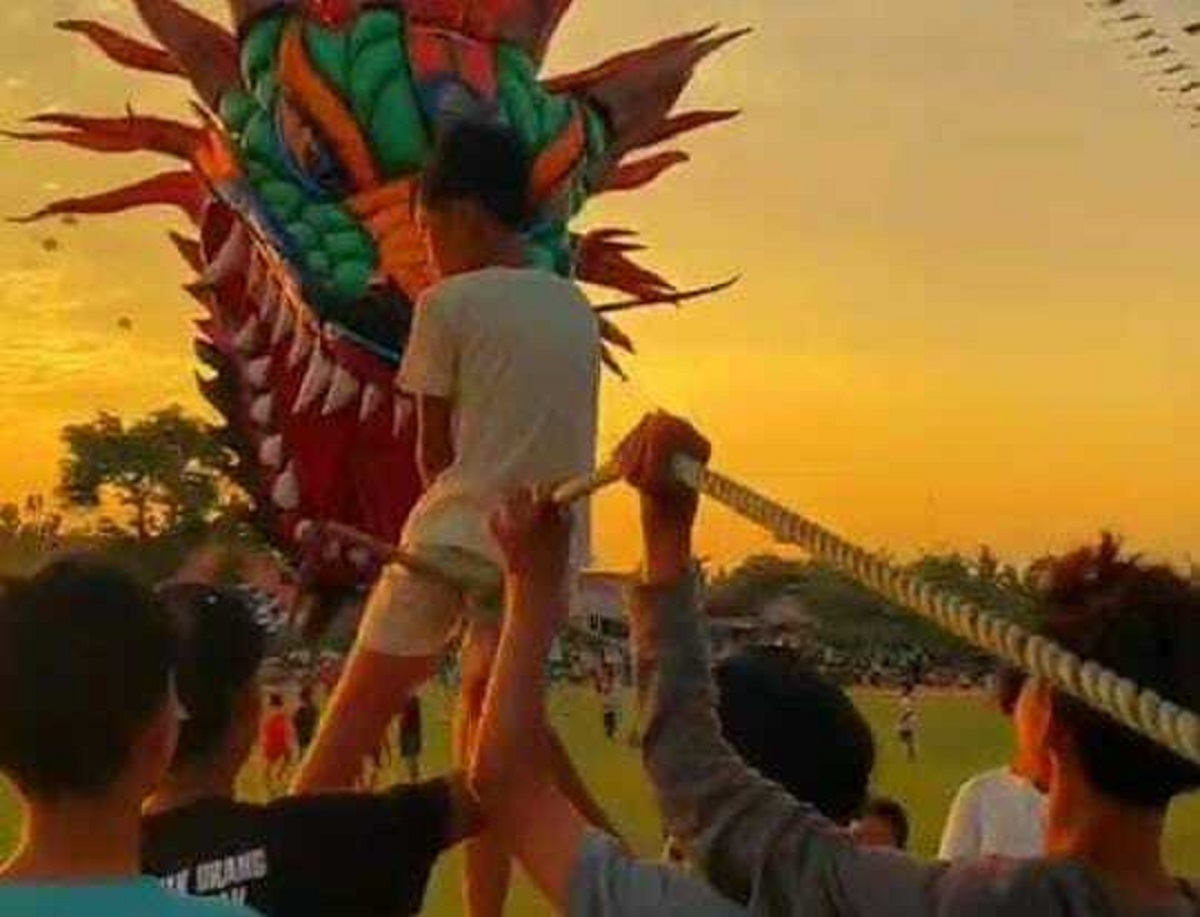 Beragam jenis layangan bakal hiasi sisi barat Jembantan Pandansimo di Banaran, Galur, Kulon Progo Minggu, 20 Juli 2025 pagi.