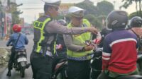 WhatsApp Image 2025-08-04 at 18.13.46 Satlantas Polres Wonosobo bagi-bagi bendera merah putih kepada pengguna jalan sebagai upaya menyambut HUT ke-80 Republik Indonesia. (Foto: Bagus Kiswanto/Proliman News).