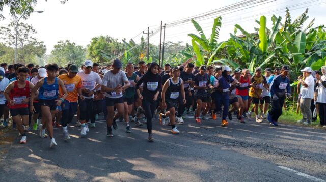 Ribuan masyarakat berpartisipasi memeriahkan Lari Manunggal 2025.