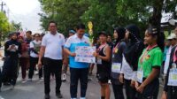 WhatsApp Image 2025-10-11 at 11.25.02 Bupati Kulonprogo Agung Setyawan saat memberikan piala kepada Juara 1 Lari Manunggal ke-37 di Wates pada Sabtu (11/10/2025). Foto: Anung Marganto.