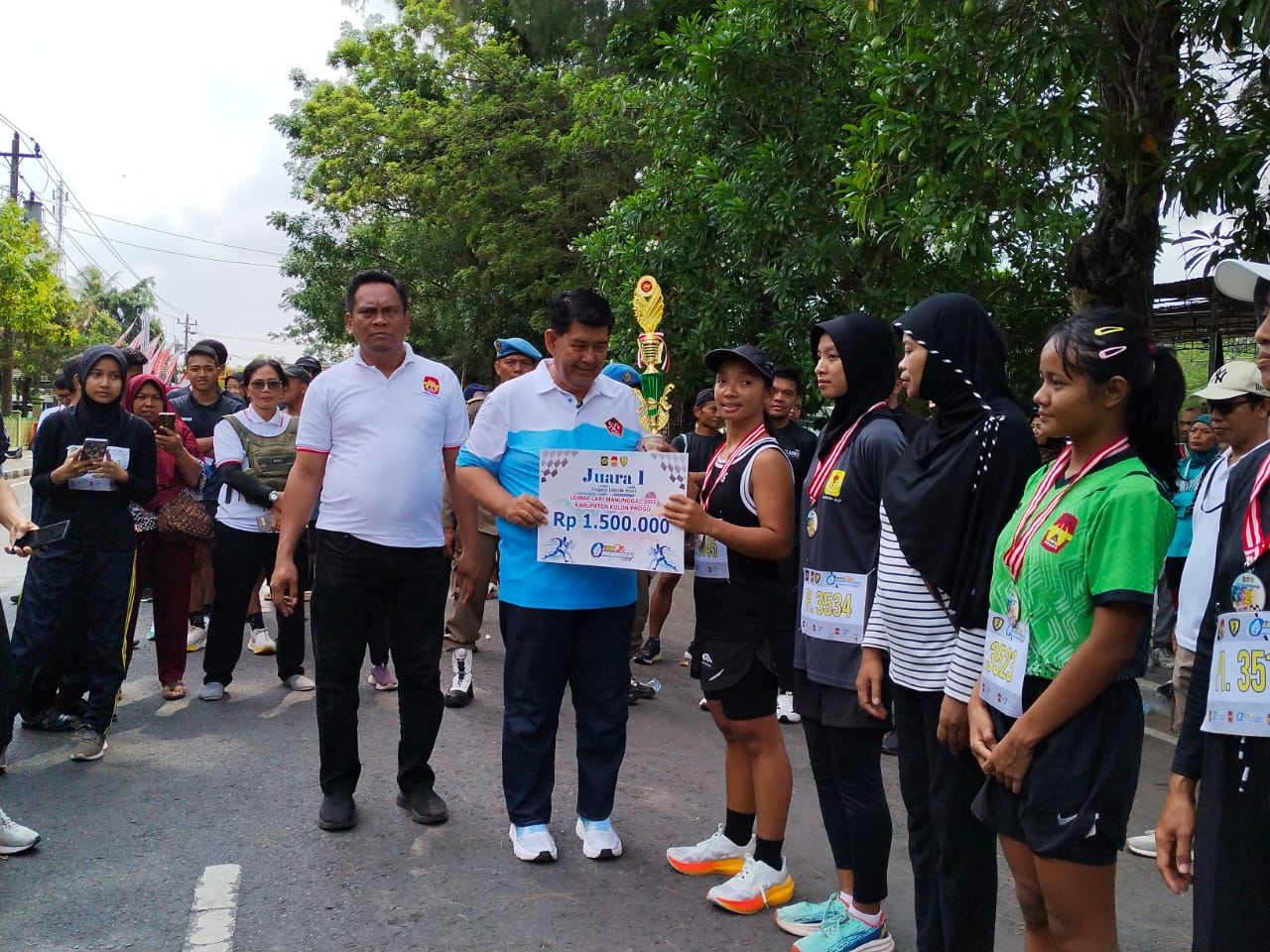 Bupati Kulonprogo Agung Setyawan saat memberikan piala kepada Juara 1 Lari Manunggal ke-37 di Wates pada Sabtu (11/10/2025). Foto: Anung Marganto.