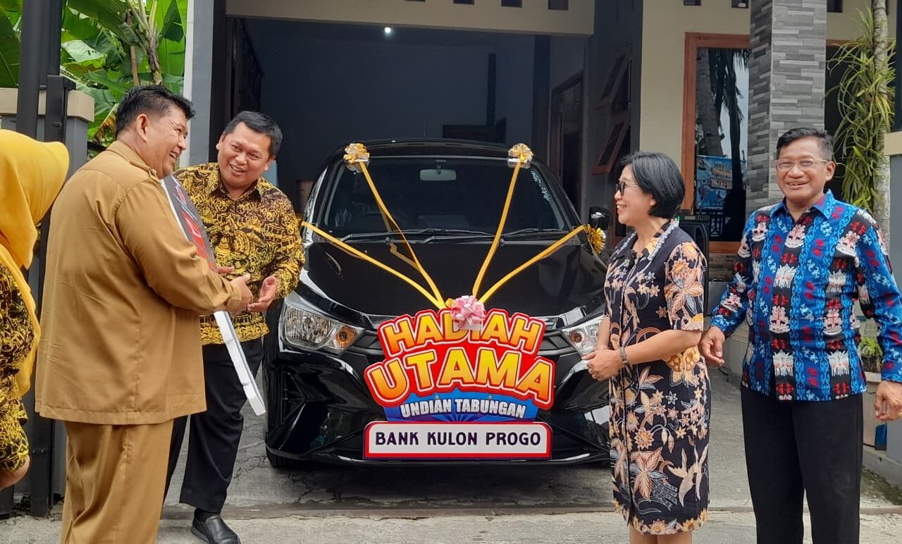 PT BPR Bank Kulon Progo Serahkan Hadiah Utama Mobil Daihatsu Ayla ...