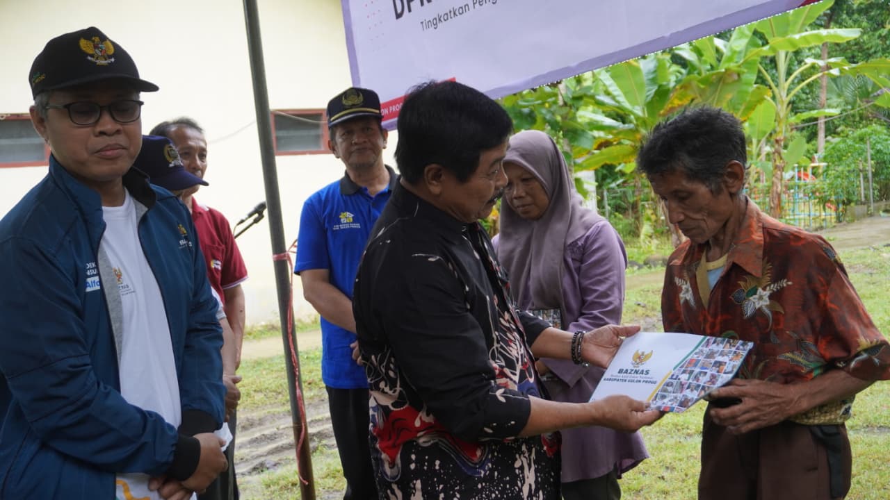 Wakil Ketua DPRD Kulon Progo Lajiyo Yok Mulyono menyerahkan bantuan uang untuk bedah rumah dalam rangka peringatan Hari Jadi ke-73 DPRD Kulon Progo.
