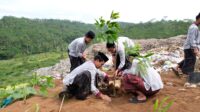 IMG-20260125-WA0004 PPTQ Al Musthofa Tebuireng 16 Temanggung meneguhkan kepedulian sosial dan cinta lingkungan. Lewat Huffadz Addairoah, puluhan santri aksi sosial dan peduli lingkungan di TPA Sanggrahan, Kranggan (25/1).