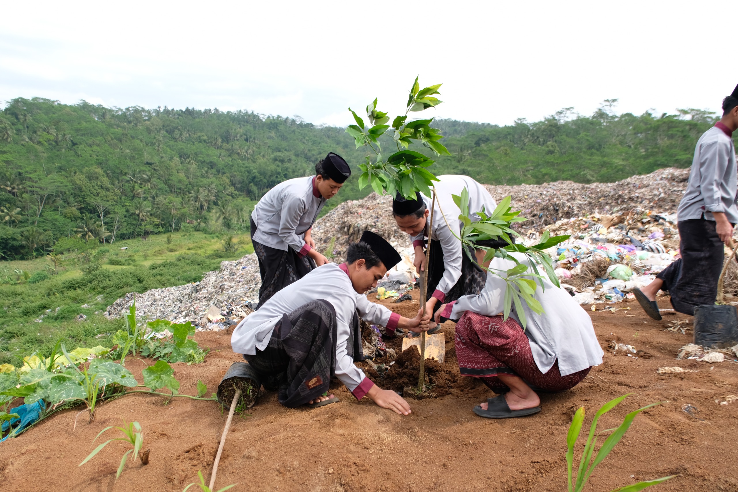 PPTQ Al Musthofa Tebuireng 16 Temanggung meneguhkan kepedulian sosial dan cinta lingkungan. Lewat Huffadz Addairoah, puluhan santri aksi sosial dan peduli lingkungan di TPA Sanggrahan, Kranggan (25/1).