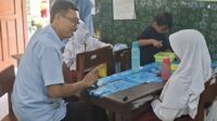 IMG-20260128-WA0005 Pemkab Kulon Progo melalui Disdikpora memberi bantuan tali asih kepada AR (9), siswi kelas 3 SDN Gembongan, Sentolo, yang bersekolah sambil membawa adiknya akibat himpitan ekonomi dan masalah keluarga.