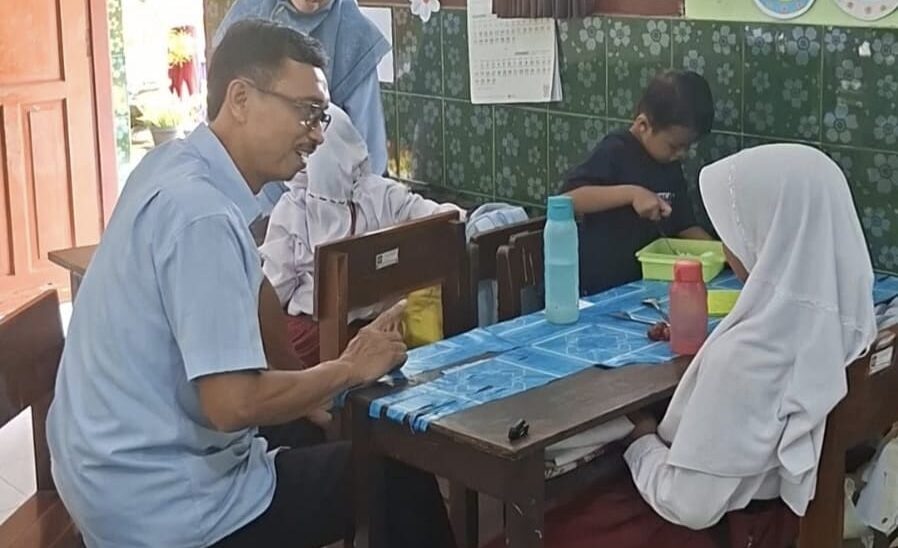 Pemkab Kulon Progo melalui Disdikpora memberi bantuan tali asih kepada AR (9), siswi kelas 3 SDN Gembongan, Sentolo, yang bersekolah sambil membawa adiknya akibat himpitan ekonomi dan masalah keluarga.