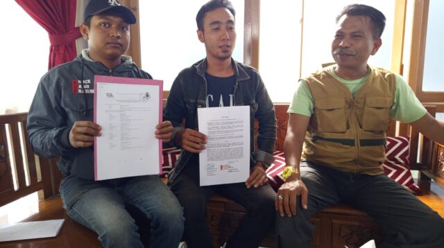 Dua korban penipuan PT Rash Ahsana Air bersama kuasa hukumnya.