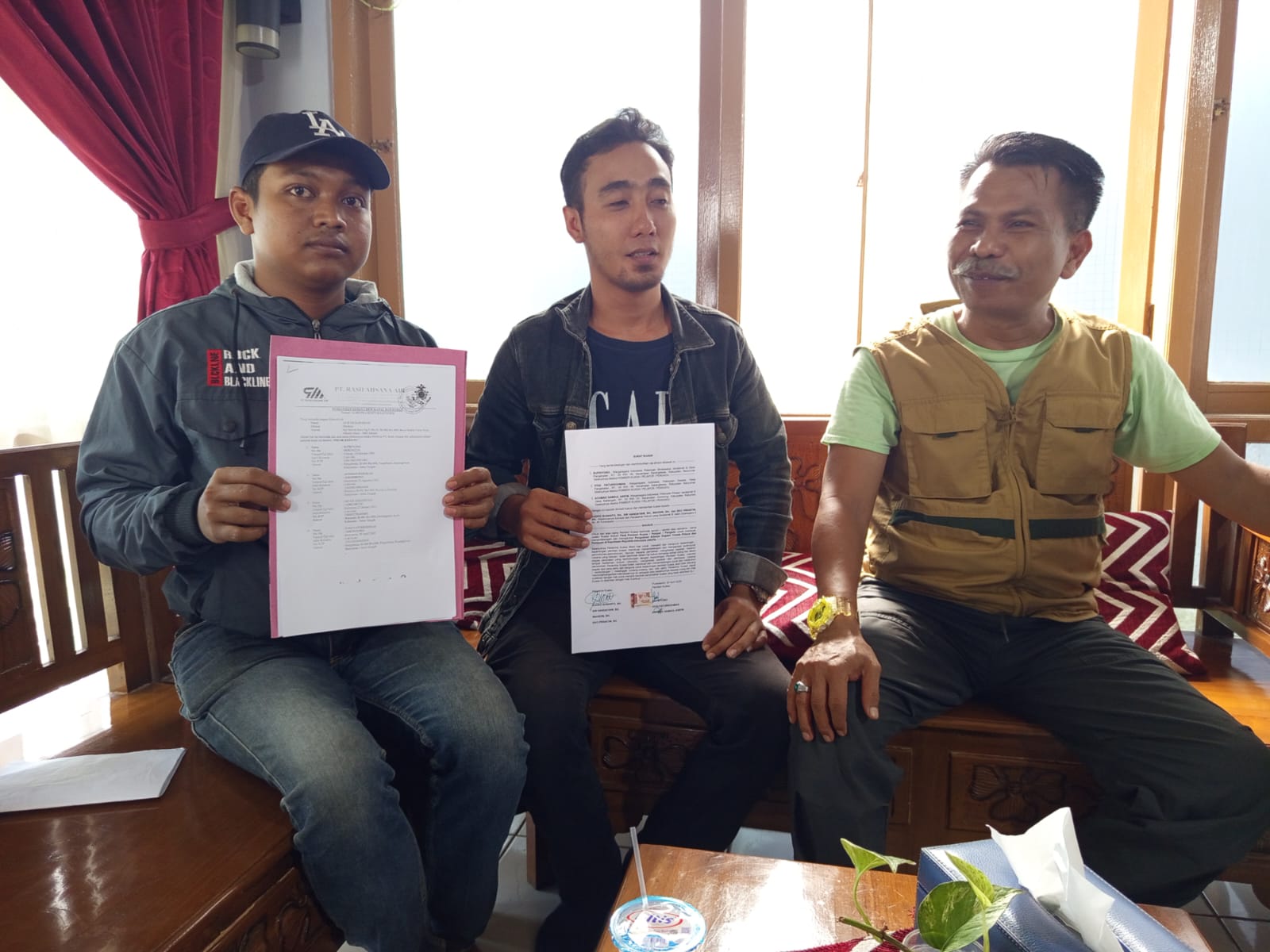 Dua korban penipuan PT Rash Ahsana Air bersama kuasa hukumnya.