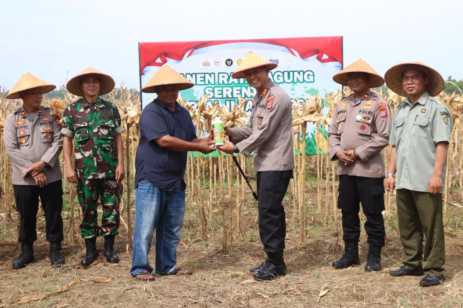 Kapolres Kulon Progo AKBP Ridho Hidayat (kanan) hadir langsung dalam kegiatan panen raya jagung kuartal II 2026 di Karangwuni, Wates.