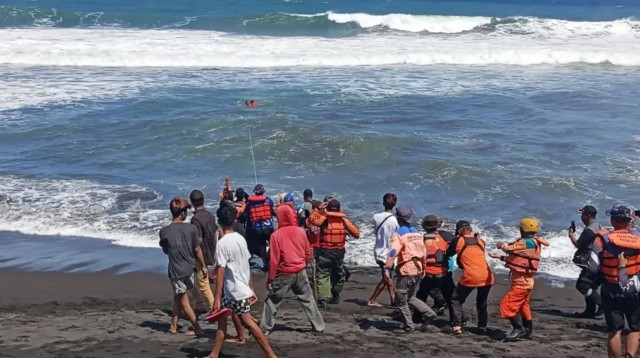 Tim SAR mengevakuasi jenazah nelayan yang dilaporkan hilang setelah mengalami kecelakaan laut. (Foto: Humas SAR DIY)