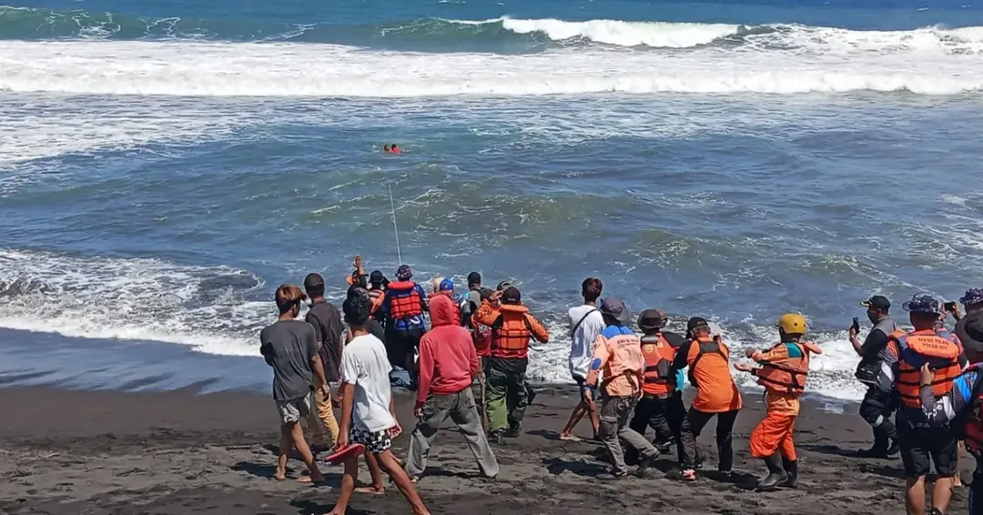 Tim SAR mengevakuasi jenazah nelayan yang dilaporkan hilang setelah mengalami kecelakaan laut. (Foto: Humas SAR DIY)