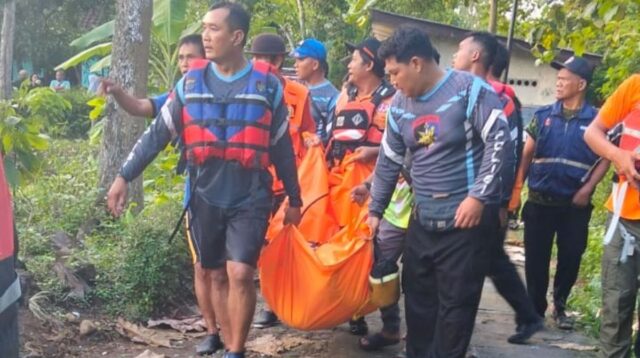 Tim SAR gabungan mengevakuasi jenazah RFPM, remaja 14 tahun yang meninggal terseret arus sungai progo Kalibawang.