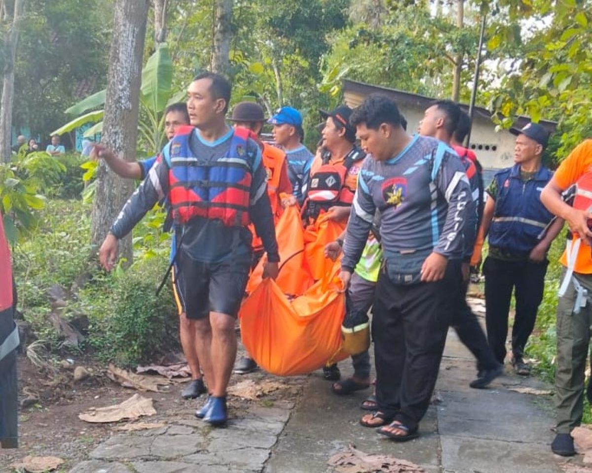 Tim SAR gabungan mengevakuasi jenazah RFPM, remaja 14 tahun yang meninggal terseret arus sungai progo Kalibawang.