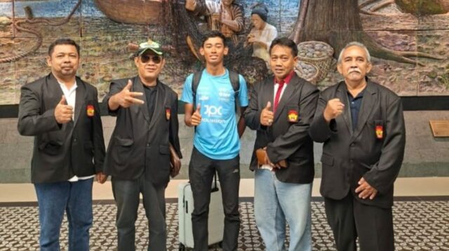 Dimas Nur Fadhil Rizqi (tengah/baju biru) atlet balap sepeda Kulon Progo juara klasemen umum Tour d'Algerie 2026.