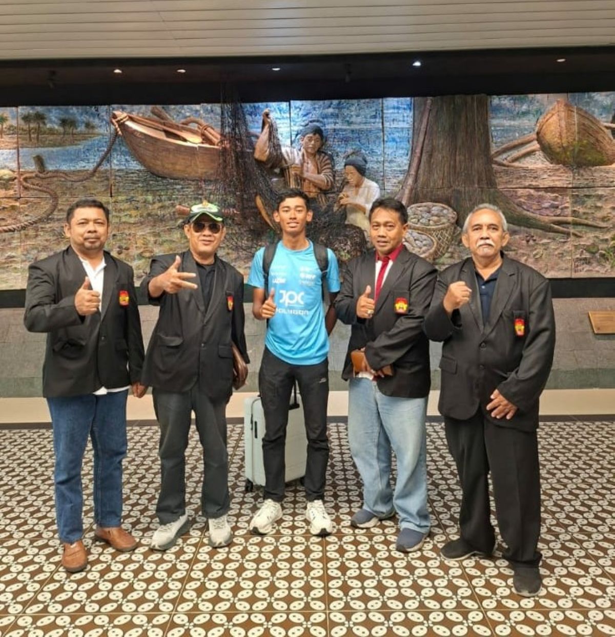 Dimas Nur Fadhil Rizqi (tengah/baju biru) atlet balap sepeda Kulon Progo juara klasemen umum Tour d'Algerie 2026.