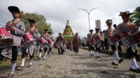 WhatsApp Image 2026-05-02 at 16.56.24 Bagi bupati yang pernah mengabdi sebagai Kepala Desa Campurejo selama tiga periode ini, bertelanjang kaki alias nyeker seolah menjadi caranya untuk kembali "menyentuh" tanah yang selama ini menghidupi warganya.