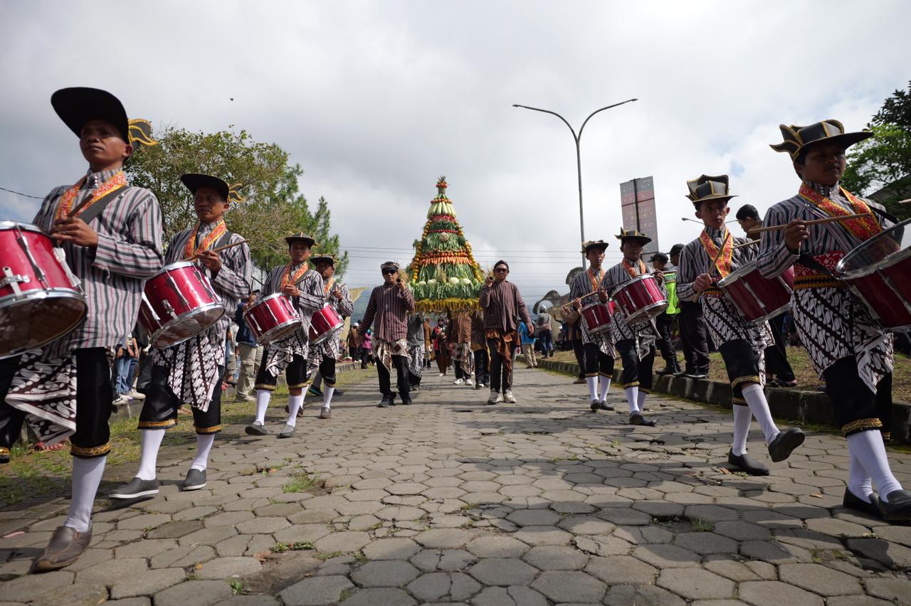 Bagi bupati yang pernah mengabdi sebagai Kepala Desa Campurejo selama tiga periode ini, bertelanjang kaki alias nyeker seolah menjadi caranya untuk kembali "menyentuh" tanah yang selama ini menghidupi warganya.