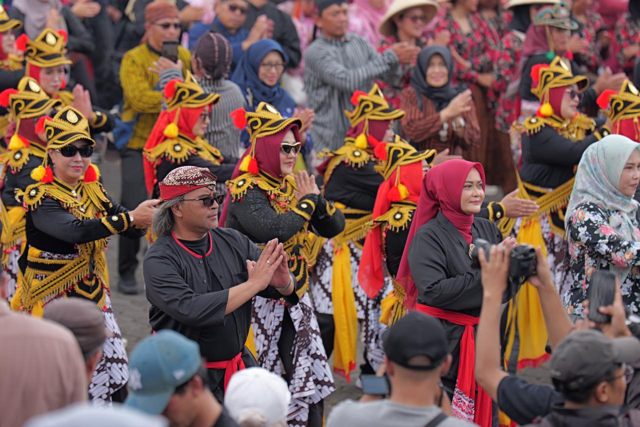 Bupati Agus Setyawan menari bersama 2000 penari bangilun di acara Nyadran Bhumi Pala.