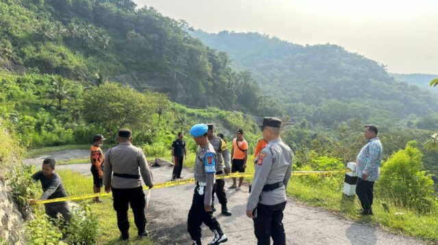 Petugas melakukan penanganan di lokasi penemuan lansia meninggal di Jalan Sremo, Kokap, Kulon Progo.