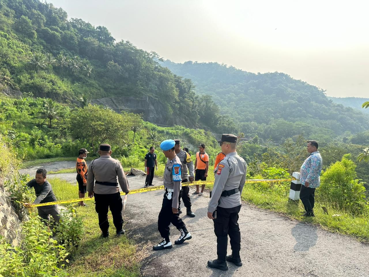 Petugas melakukan penanganan di lokasi penemuan lansia meninggal di Jalan Sremo, Kokap, Kulon Progo.