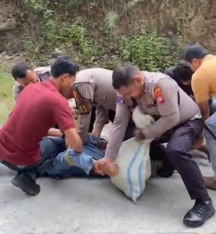 Pelaku pembacokan kakek 63 tahun di area persawahan Bulak Sawah Padukuhan I Gotakan, Kapanewon Panjatan, Kabupaten Kulonprogo diamankan polisi. (Foto: Istimewa)