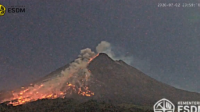 Screenshot (489) Gunung Merapi muntahkan awan panas guguran sejauh 1,8 km pada Jumat, 2 Juli 2026. BPPTKG dan Sultan minta wisatawan tak melakukan pendakian karena ancaman erupsi eksplosif. (Foto: BPPTKG/Kementerian ESDM)