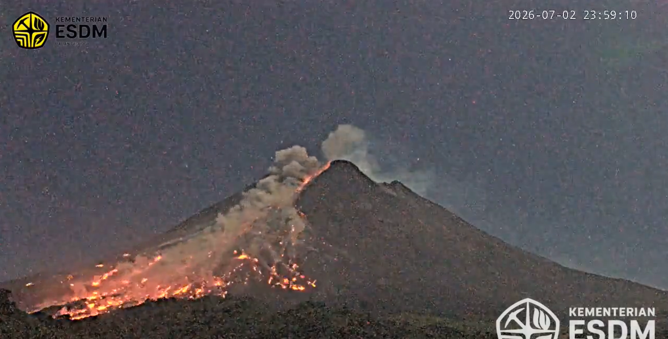 Gunung Merapi muntahkan awan panas guguran sejauh 1,8 km pada Jumat, 2 Juli 2026. BPPTKG dan Sultan minta wisatawan tak melakukan pendakian karena ancaman erupsi eksplosif. (Foto: BPPTKG/Kementerian ESDM)