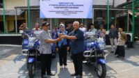 WhatsApp-Image-2026-08-07-at-17.03.37-696x464 Anggota Komisi IV DPR RI dari Partai NasDem Subardi (Mbah Bardi) menyerahkan bantuan dua kendaraan roda tiga untuk warga Padukuhan Papringan, Kalurahan Caturtunggal, Kapanewon Depok, Kabupaten Sleman.